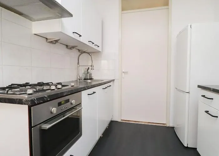 Spacious In The Heart Of The Center With Parking Space *