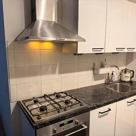 Spacious In The Heart Of The Center With Parking Space 아파트 *