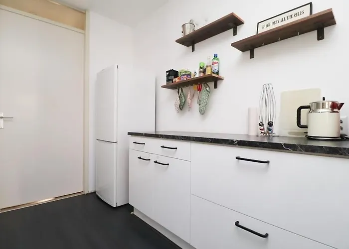 아파트 Spacious In The Heart Of The Center With Parking Space *