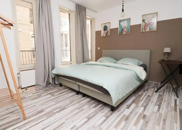 Spacious In The Heart Of The Center With Parking Space 아파트 *