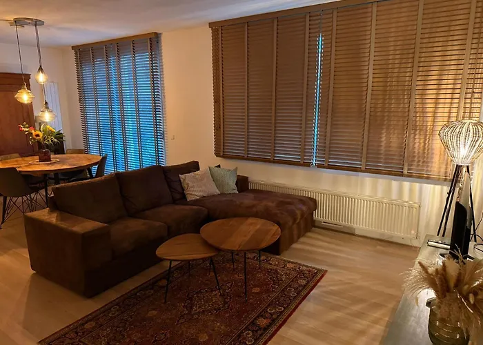 아파트 Spacious In The Heart Of The Center With Parking Space *